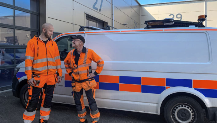 Driftteknikerna Magnus Karlsson och Mats Carrin på förvaltningen Kretslopp och vatten i Göteborg står framför sin servicebil.