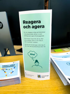 Broschyr med påminnelser om hur medarbetarna kan reagera och agera mot mobbning.